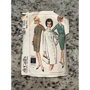 Vintage 1960's McCalls Sheath Fitted Women’s Printed Dress Sewing Pattern 7811